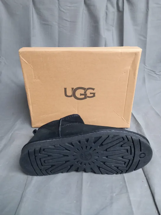 BOXED PAIR OF UGG DAKOTA BLACK UK 6