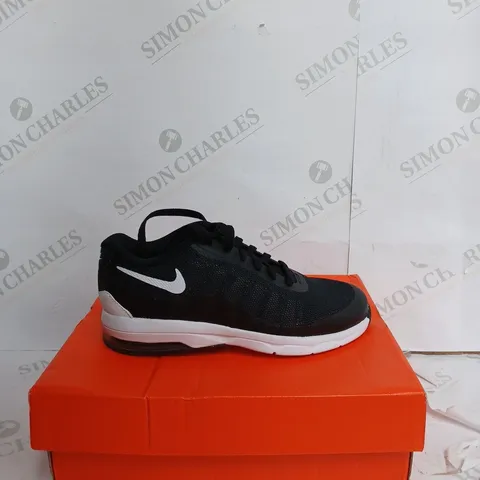 NIKE AIR MAX INVIGOR IN BLACK & WHITE - KIDS UK 13.5