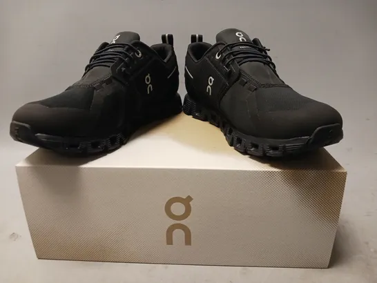 BOXED PAIR OF ON CLOUD 5 WATERPROOF SHOES IN BLACK UK SIZE 7.5