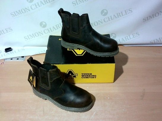 BOXED PAIR OF AMBLERS SAFETY BOOTS SIZE 8