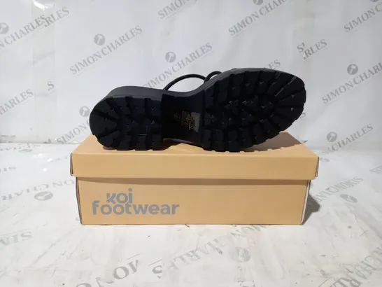 BRAND NEW BOXED PAIR OF KOI VEGAN BLOOMING DAISY OASIS STRAPPY SLIDERS IN BLACK - UK SIZE 7