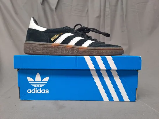 BOXED PAIR OF ADIDAS HANDBALL SPEZIAL SHOES IN BLACK/WHITE UK SIZE 5