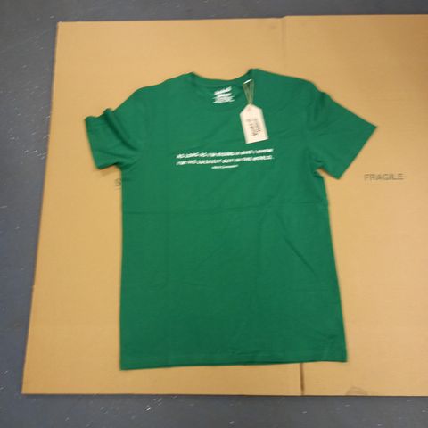 SPOKE & SOLACE GREEN TEE WITH QUOTE- MEDIUM