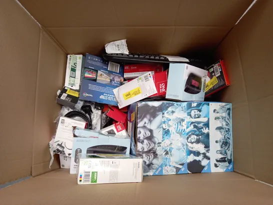 BOX OF APPROX 30 ASSORTED ELECTRICAL ITEMS TOO INCLUDE EARPHONES, RADIO AND AERIALS