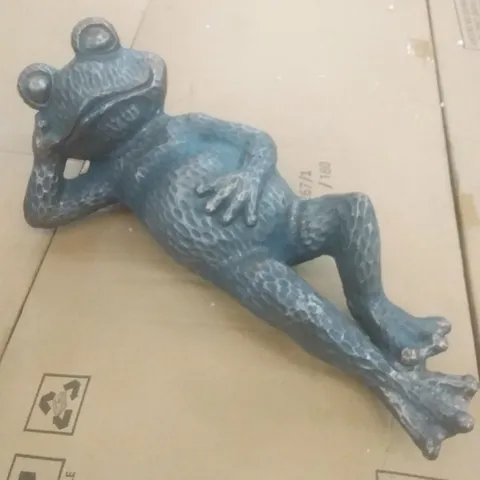 BOXED GARDEN LOUNGING FROG