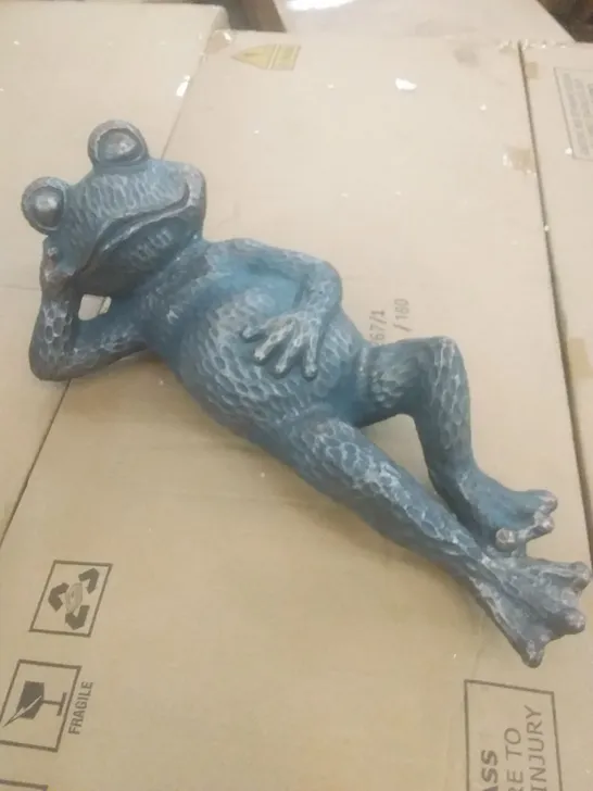 BOXED GARDEN LOUNGING FROG