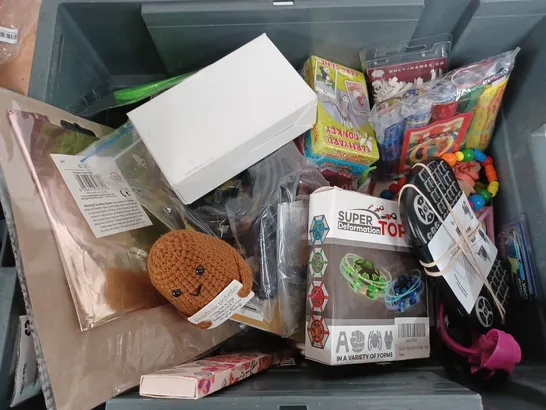 BOX OF APPROX 15 ASSORTED TOYS TO INCLUDE - SUPER DEFORMATION TOP DIY  - CGP GCSE BUSINESS REVISION CARDS - CONNECT 4 CARD GAME ECT