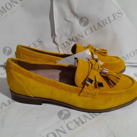 PAIR OF MODA IN PELLE ENLEENA WIDE SUEDE LOAFERS IN YELLOW SIZE 4