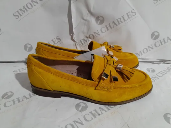 PAIR OF MODA IN PELLE ENLEENA WIDE SUEDE LOAFERS IN YELLOW SIZE 4