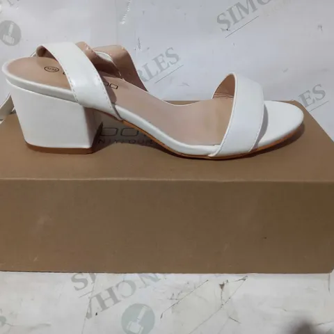 BOXED PAIR OF BOOHOO LOW BLOCK HEELS IN WHITE EU SIZE 38