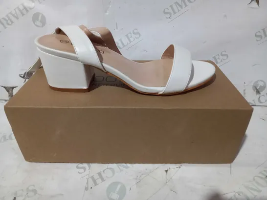 BOXED PAIR OF BOOHOO LOW BLOCK HEELS IN WHITE EU SIZE 38