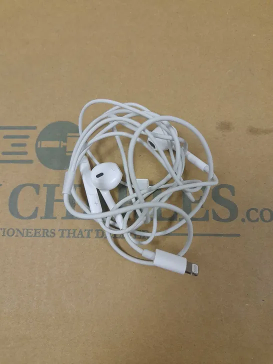 APPLE EARPODS LIGHTNING CONNECTOR EARPHONES 