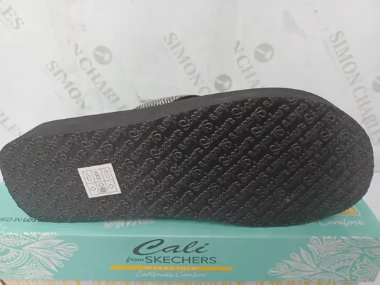 BOXED PAIR OF CALI FROM SKETCHERS YOGA FOAM STONE CANDY IN BLACK - UK 7