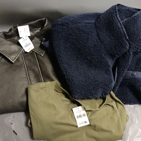 APPROXIMATELY 20 ASSORTED ITEMS OF CLOTHING TO INCLUDE FAUX LEATHER BOMBER JACKET SIZE XS/S, SHERPA CONTRAST ZIP FLEECE SIZE L, ORGANIC LOOSE FIT T-SHIRT SIZE S