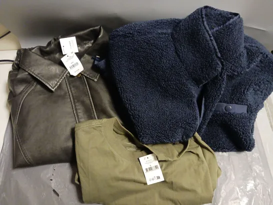 APPROXIMATELY 20 ASSORTED ITEMS OF CLOTHING TO INCLUDE FAUX LEATHER BOMBER JACKET SIZE XS/S, SHERPA CONTRAST ZIP FLEECE SIZE L, ORGANIC LOOSE FIT T-SHIRT SIZE S