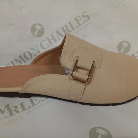 BOXED PAIR OF DESIGNER SLIP-ON CLOSED TOE SHOES IN BEIGE EU SIZE 40