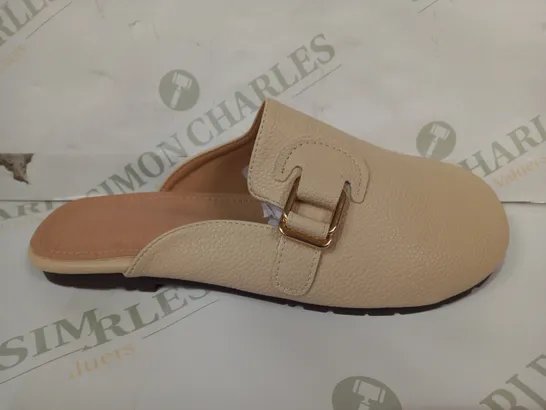 BOXED PAIR OF DESIGNER SLIP-ON CLOSED TOE SHOES IN BEIGE EU SIZE 40