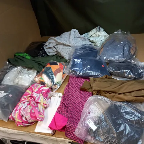 BOX OF APPROX 35 ASSORTED CLOTHING ITEMS TO INCLUDE - DRESSES, T-SHIRTS AND TROUSERS