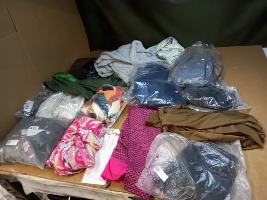 BOX OF APPROX 35 ASSORTED CLOTHING ITEMS TO INCLUDE - DRESSES, T-SHIRTS AND TROUSERS