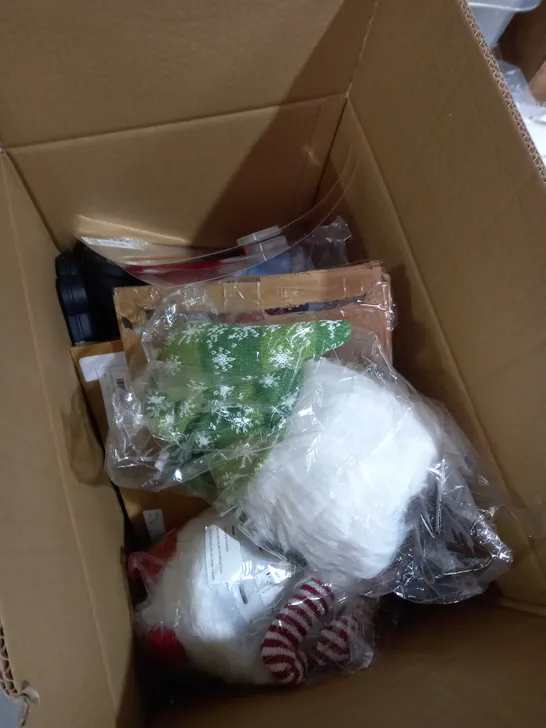 BOX OF APPROXIMATELY 5 ASSORTED ITEMS TO INCLUDE PAW GARDEN LIGHTS, SANTA PICTURES, ELF TOYS ETC