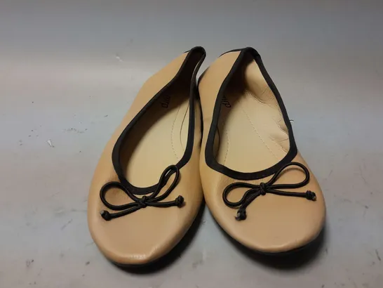 APPROXIMATELY 30 MRP SLIP ON SHOES IN BROWN IN VARIOUS SIZES