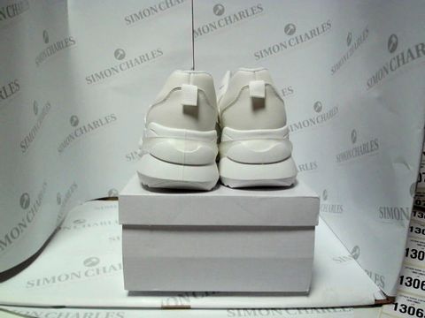 BOXED PAIR OF WHITE TRAINERS - UK SIZE 6