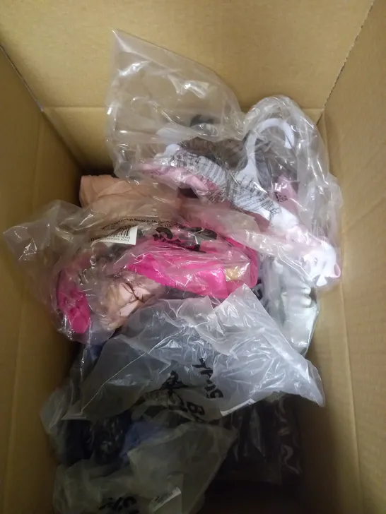 BOX OF APPROXIMATELY 15 ASSORTED CLOTHING PRODUCTS IN VARIOUS BRANDS & SIZES TO INCLUDE FLEECE, TROUSERS, T-SHIRTS ETC	