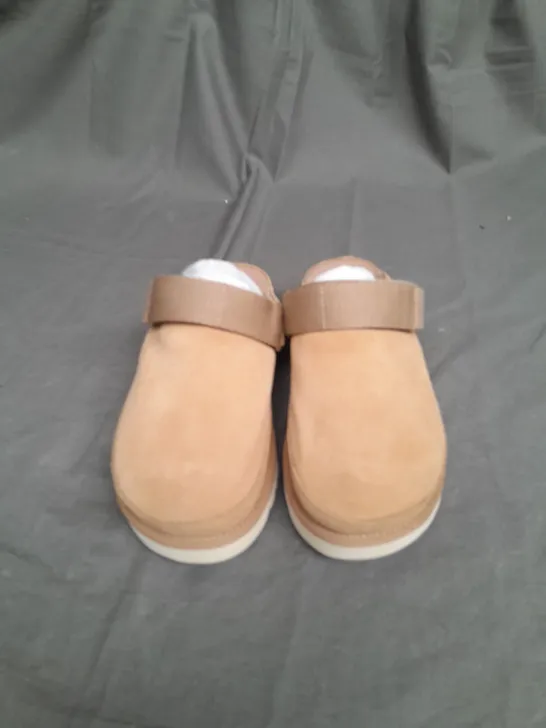 PAIR OF UGG GOLDENSTAR SUEDE CLOG SIZE 37