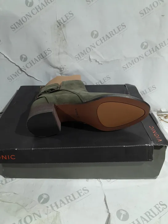 BOXED PAIR OF VIONIC SIENNA ANKLE BOOTS IN OLIVE SIZE 7