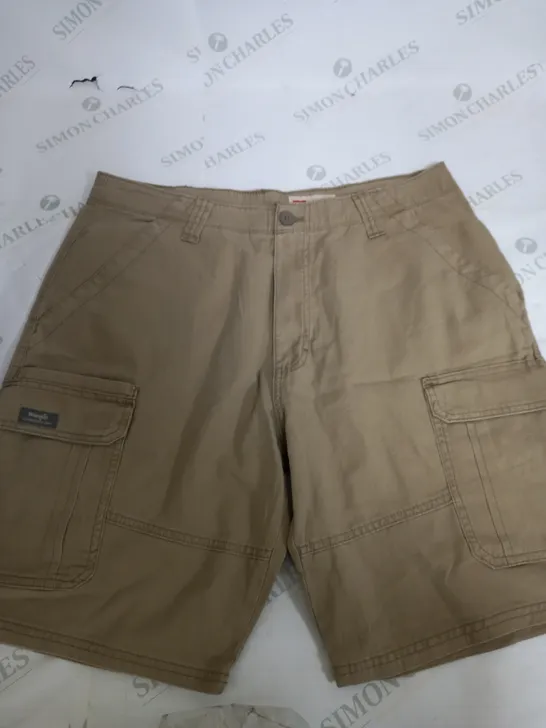 WRANGLER RELAXED FIT SHORTS - SIZE 34