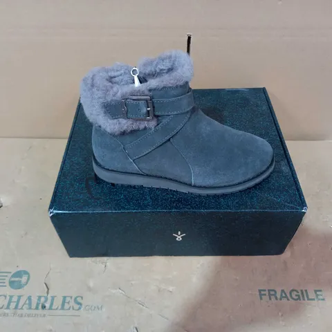 BOXED PAIR OF EMU AUSTRALIA BOOTS- SIZE 5