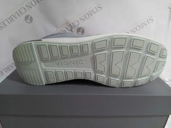 BOXED VIONIC TRAINERS IN GREY SIZE 7