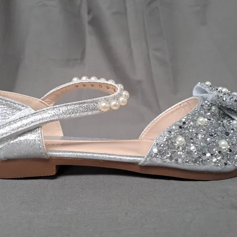 BOXED PAIR OF DESIGNER CLOSED TOE FLAT SHOES IN METALLIC SILVER W. SEQUIN & PEARL DETAIL EU SIZE 36