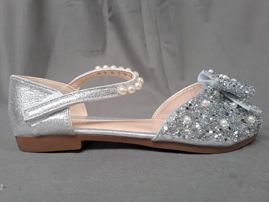 BOXED PAIR OF DESIGNER CLOSED TOE FLAT SHOES IN METALLIC SILVER W. SEQUIN & PEARL DETAIL EU SIZE 36