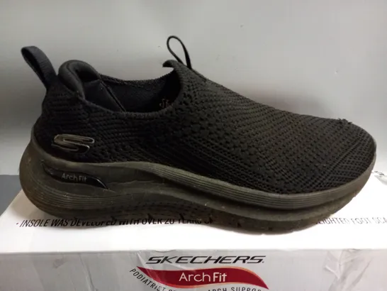 SKECHERS ARCH FIT TRAINERS IN BLACK - SIZE 6