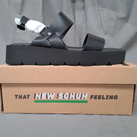 BOXED PAIR OF SCHUH PLATFORM OPEN TOE SANDALS IN BLACK SIZE 5