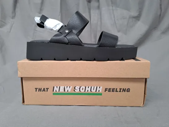 BOXED PAIR OF SCHUH PLATFORM OPEN TOE SANDALS IN BLACK SIZE 5