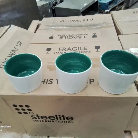 PALLET CONTAINING LARGE AMOUNT OF TILTED SIDE POTS/RAMEKINS (GREEN AND WHITE)