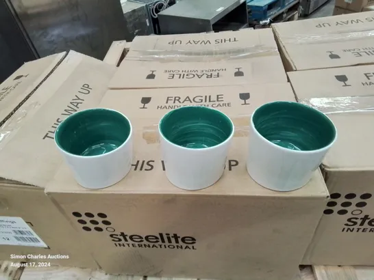 PALLET CONTAINING LARGE AMOUNT OF TILTED SIDE POTS/RAMEKINS (GREEN AND WHITE)