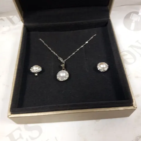 BOXED WARREN JAMES NECKLACE AND EARRING SET