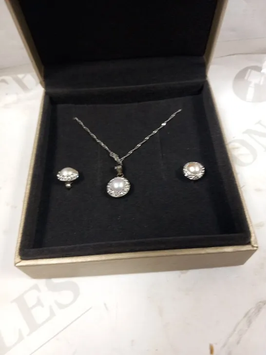 BOXED WARREN JAMES NECKLACE AND EARRING SET