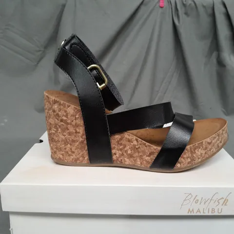 BOXED PAIR OF BLOWFISH MALIBU WEDGE OPEN TOE SANDALS IN BLACK - SIZE 6