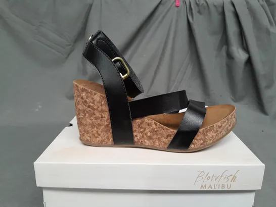 BOXED PAIR OF BLOWFISH MALIBU WEDGE OPEN TOE SANDALS IN BLACK - SIZE 6