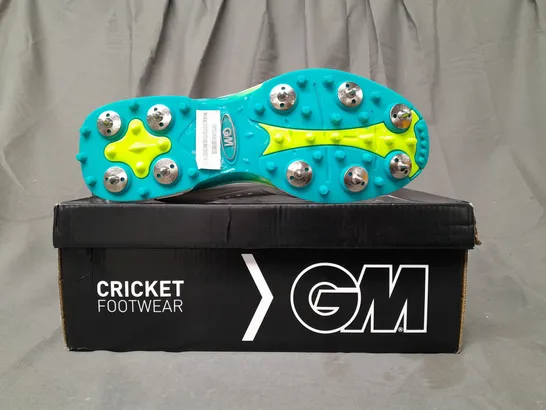 BOXED PAIR OF GM AION SPIKE CRICKET SHOES IN WHITE/BLUE/LIME UK SIZE 10