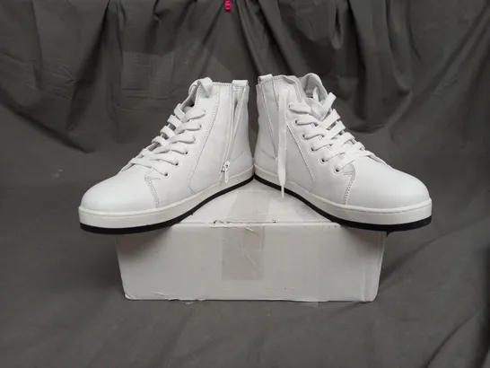 ADESSO LEATHER HIGH TOP TRAINER IN WHITE SIZE 7