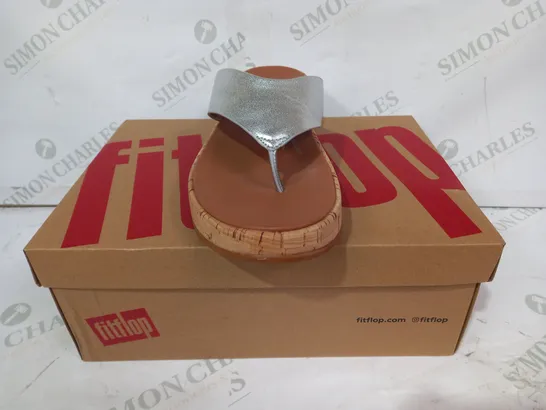 BOXED PAIR OF FITFLOP TOE-POST SANDALS IN SILVER SOLOUR UK SIZE 6