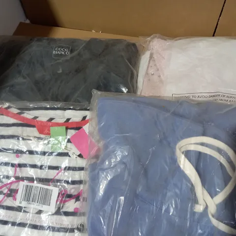 LOT OF 4 WOMENS CLOTHING TO INCLUDE OUTLET KIM AND CO MIDI SKIRT NAVY MEDIUM, DANNII MINOGUE JUMPER PINK XL, D AND CO FLEECE LARGE. JOULES BO STRIPE VEST