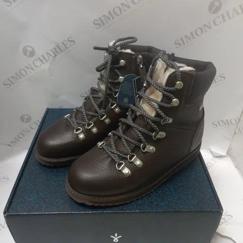 BOXED EMU AUSTRALIA LEATHER BOOTS - SIZE 5