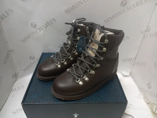 BOXED EMU AUSTRALIA LEATHER BOOTS - SIZE 5