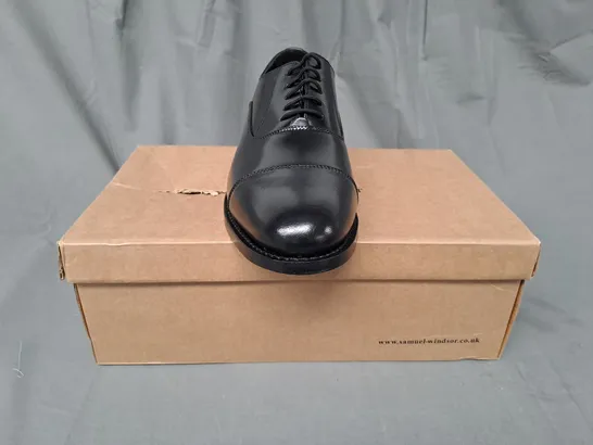 BOXED PAIR OF SAMUEL WINDSOR LACE UP SHOES IN BLACK UK SIZE 10